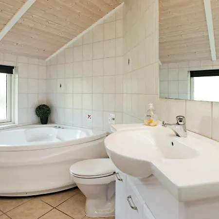 Three-bedroom Holiday In 30 * בלבאנד